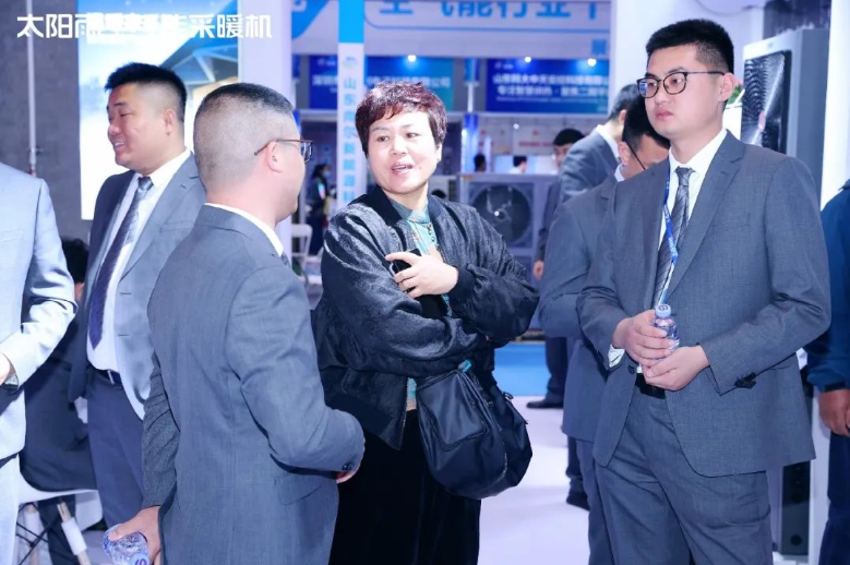 珠峰大本營(yíng)指定采暖產(chǎn)品太陽雨空氣能采暖機(jī)閃耀山東國際供熱展